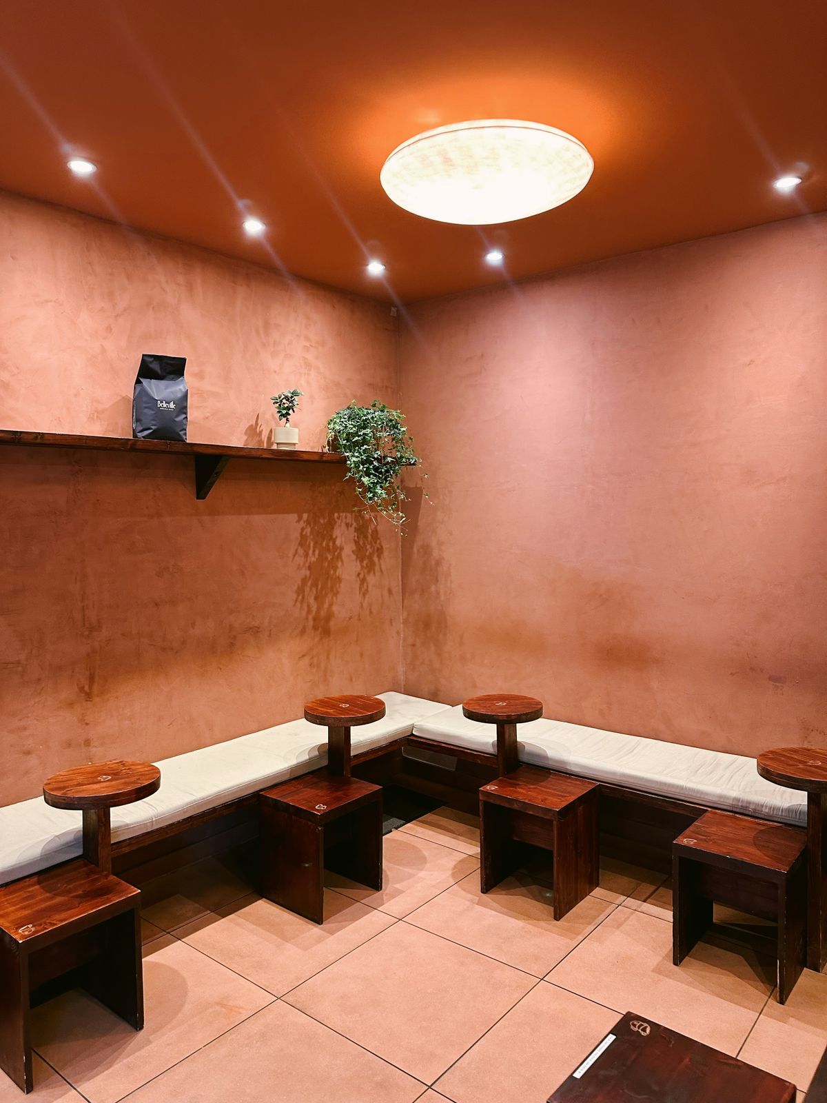 ミニマルでおしゃれなカフェ店内