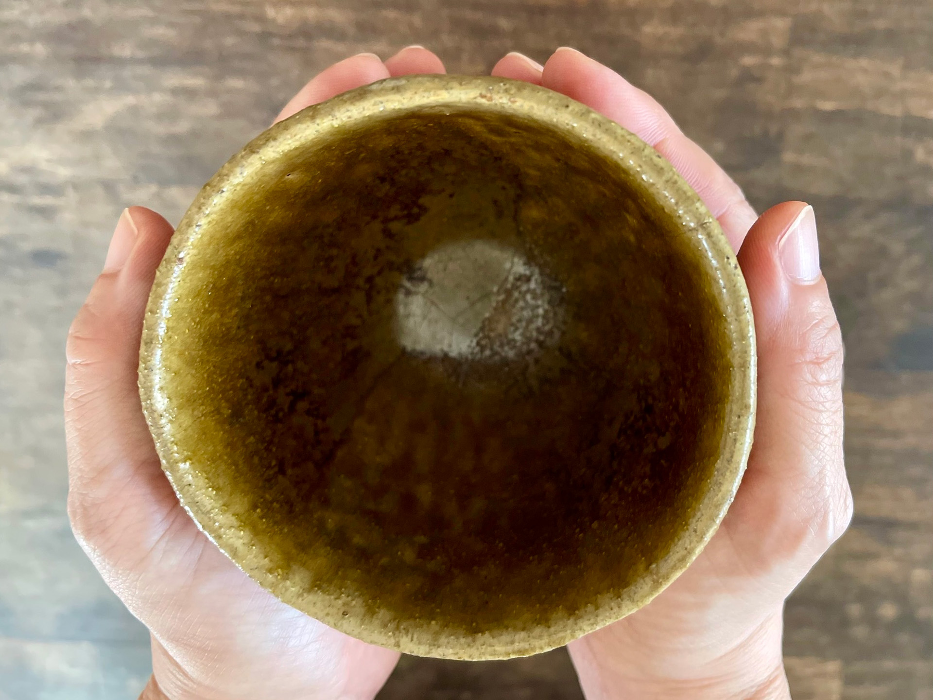 両手で持つ湯呑